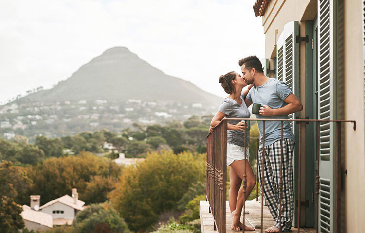 দিনে কতবার চুমুতে ওজন কমানোর প্রতি অনেকটা এগিয়ে থাকা যাবে? বা ক্যালোরি ঝরানোর উদ্দেশে যে চুমু, তার কোনো সময়সীমা আছে কি? সে কথাও কিন্তু জানিয়েছেন গবেষকরা।