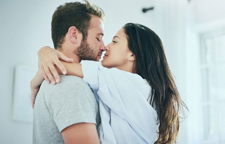 গবেষকদের মতে, দিনে অন্তত ৩-৪ বার চুমুতে মিলবে উপকার। শুধু তা-ই নয়, এমন ভঙ্গিমায় চুমু খেতে হবে, যাতে মুখের পেশীগুলো সক্রিয় হয়।