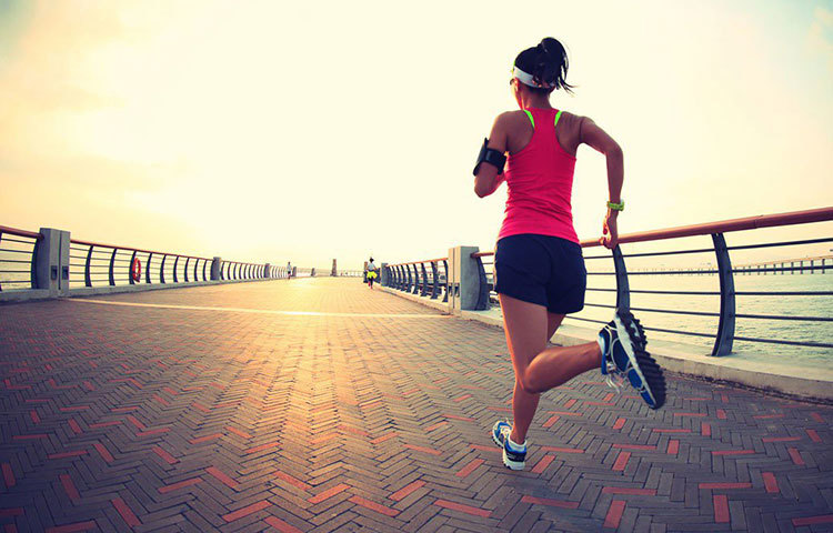 তা বলে শারীরিক কসরত বাদ দিয়ে কেবল চুমুতে আস্থা রাখছেন না তারা। কারণ, শারীরিক কসরত বা জগিংয়ে কেবল ক্যালোরি ঝরে তা-ই নয়, শরীরকে সক্রিয় রাখতেও কাজে আসে তা।