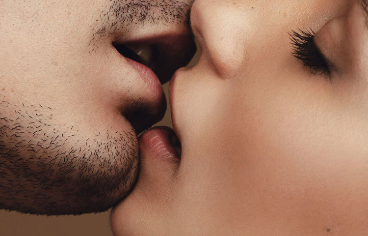 বিজ্ঞানীদের মতে, সারাদিন কাজ ও ব্যস্ততায় যে মানসিক চাপের জন্ম হয়, সেটাই নানা অসুখ ডেকে আনে। সম্পর্ককে সুন্দর রেখে যদি সঙ্গীর সঙ্গে নিভৃতে কিছুটা সময় কাটাতে পারেন, তা হলে সে সব অসুখও ঠেকিয়ে রাখা যায় অনেকটাই। সম্পর্কের উষ্ণতাও যেমন সেখানে থাকে, তেমনই দূরে থাকে উদ্বেগ।