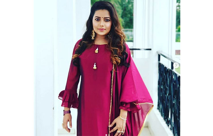 বর্তমানে কনা গান নিয়ে ব্যস্ত রয়েছেন।