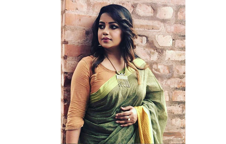 জানা গেছে, দীর্ঘ সাত বছর ধরে প্রেমের সম্পর্ক কনা ও গহীনের। কয়েকবারই বিয়ে করবেন বলে জানিয়েছিলেন কনা। অবশেষে ঘর বাঁধলেন তারা। সবার কাছে বিবাহ পরবর্তী জীবনের জন্য দোয়া চেয়েছেন এই গায়িকা।