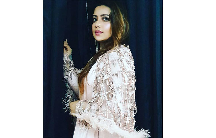 সংগীতশিল্পী কনা ক্যারিয়ারের দারুণ সময় পার করছেন। ‘রেশমি চুড়ি’, ‘ধিমতানা’ গানগুলো দিয়ে অনেক আগেই শ্রোতাদের মন জয় করে নিয়েছেন তিনি।