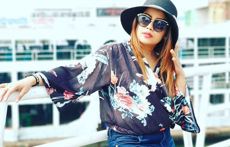 এ বিষয়ে কনা গণমাধ্যমকে বলেন, ‘ঘরোয়া আয়োজনে পারিবারিক সদস্যদের নিয়ে আমাদের বিয়ে হয়েছে। শিগগিরই বিবাহোত্তর সংবর্ধনার সময় বড় আয়োজন করা হবে। বিয়ে নিয়ে খুব বেশি প্রচার হোক সেটা আমি ও আমাদের পরিবার চায়নি। তাই আগে ভাগে জানানো হয়নি বিয়ের খবর।’