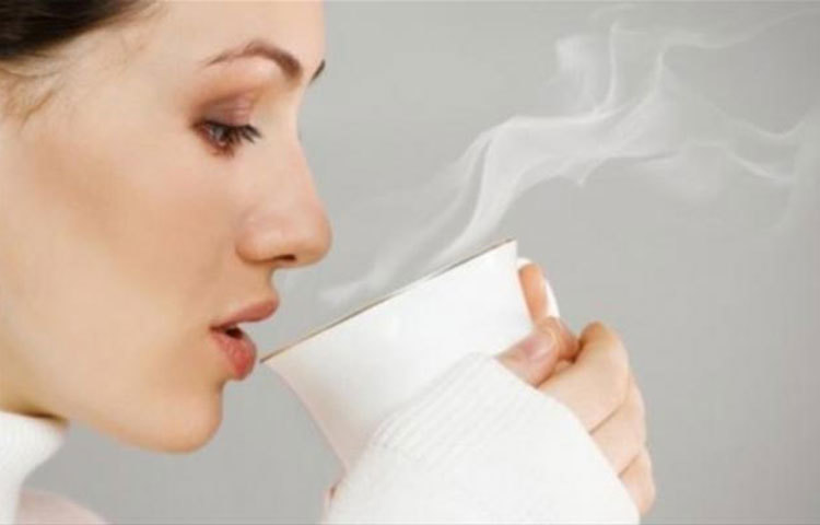 রাতে ঘুমাতে যাবার আগে এক কাপ সামান্য উষ্ণ জল খান। এইভাবে উষ্ণ গরম জল খেলে হজমে সহায়তা করবে এবং কোষ্ঠকাঠিন্যের সমস্যা দূর করবে।