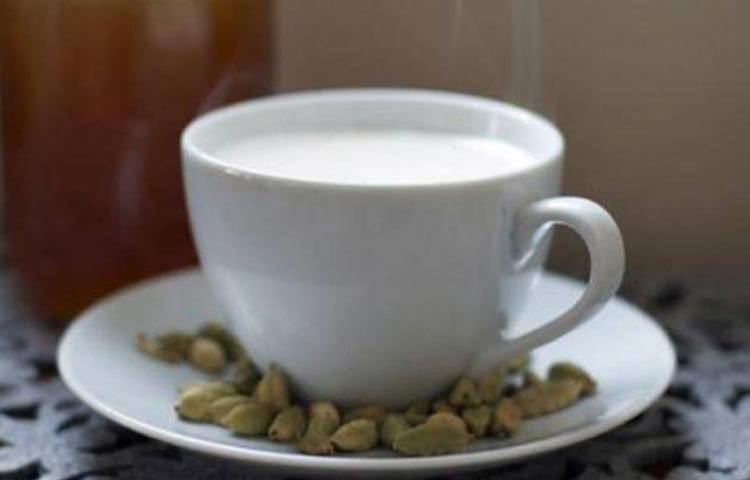 একটি বড় এলাচ এক কাপ গরম দুধে সারা রাত ভিজিয়ে রাখুন। সকালবেলা এই এলাচটি থেঁতো করে দুধের সঙ্গেই খেয়ে ফেলুন। মারাত্মক রকমের কোষ্ঠকাঠিন্যের সমস্যায় সকালে আর রাতে একইভাবে এলাচ-দুধ খান। উপকার পাবেন।