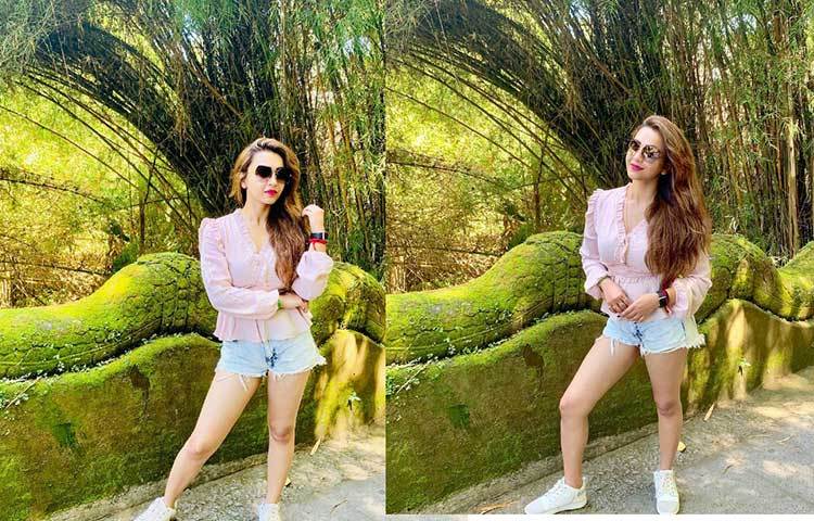 বালির সাফারি পার্কের আনাচে-কানাচে ঘুরে বেড়ানোর ছবি পোস্ট করেছেন কৌশানি।