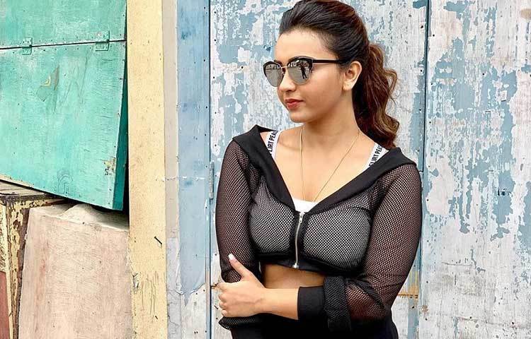 পরিচালক রাজ চক্রবর্তীর ছবি ‘পারব না আমি ছাড়তে তোকে’ দিয়ে চলচ্চিত্র জগতে পা রেখেছিলেন অভিনেত্রী কৌশানী মুখোপাধ্যায়। প্রথম ছবিতেই তার প্রথম সহশিল্পী ছিলেন অভিনেতা বনি সেনগুপ্ত।