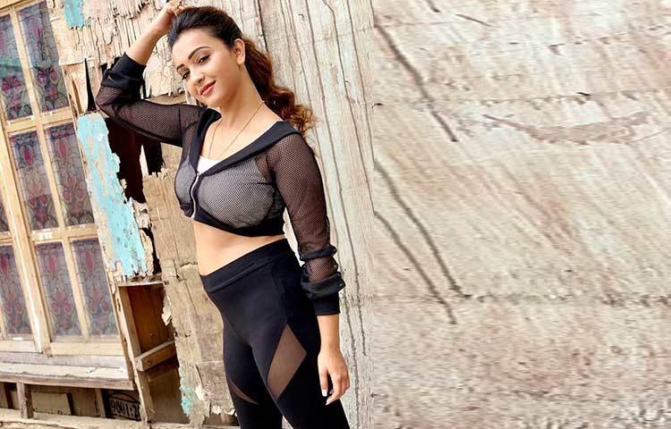 সামনে আসতে চলেছে বেশ কিছু ছবি। এর মধ্যেই বেশ কিছু বোল্ড ছবি সোশ্যাল মিডিয়ায় পোস্ট করেছেন কৌশানী।