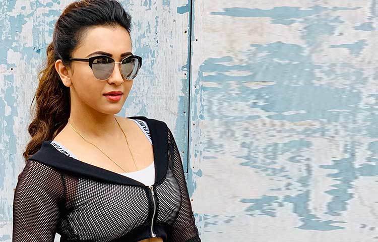 যেখানে নায়িকাকে এক্কেবারে অন্য অবতারে দেখা গিয়েছে। যে ছবিগুলো ইতিমধ্যেই সোশ্যাল মিডিয়ায় ঝড় তুলেছে।