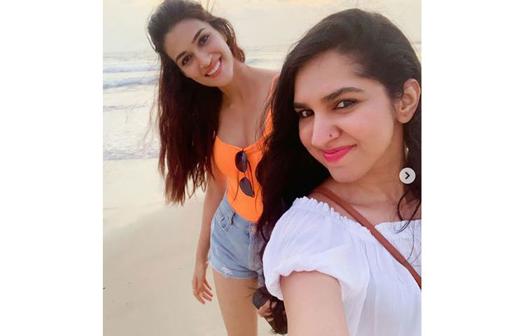 সমুদ্র সৈকতে সেলফি তুলতে ভুল করেননি কৃতি।