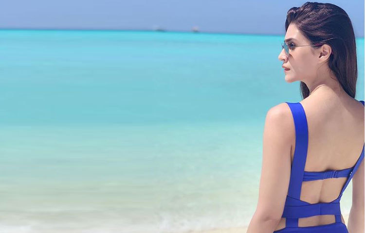 সমুদ্রের বিশালতা দেখে মুগ্ধ কৃতি।