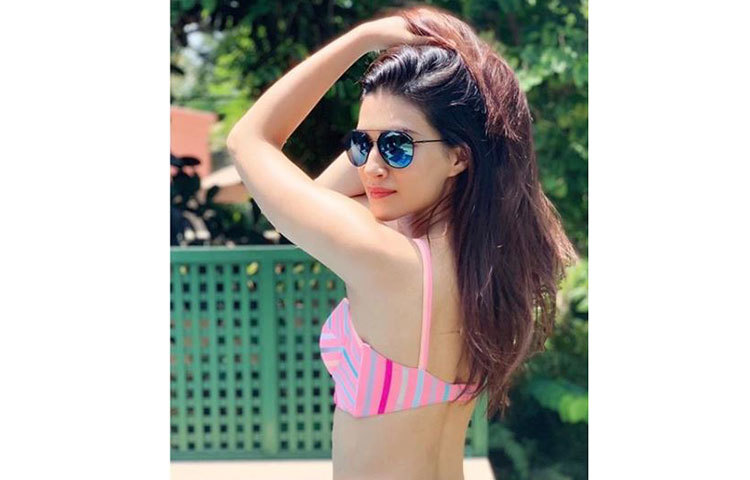 কৃতির জন্ম ২৭শে জুলাই, ১৯৯০। তিনি মডেলিং এবং চলচ্চিত্রে সমান তালে কাজ করছেন।