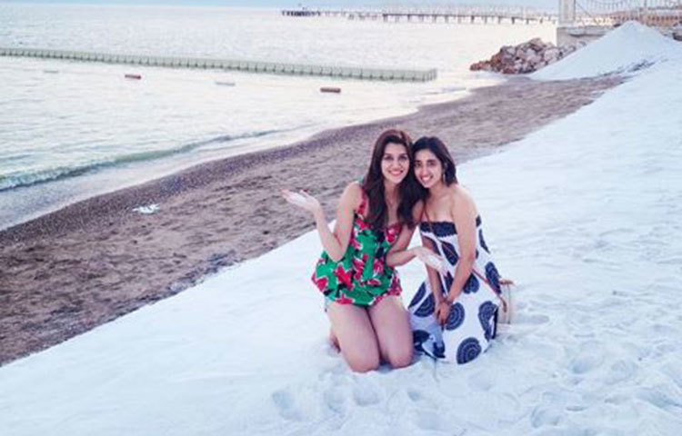 কৃতি শ্যানন সমুদ্রের বালুকা বেলায়।