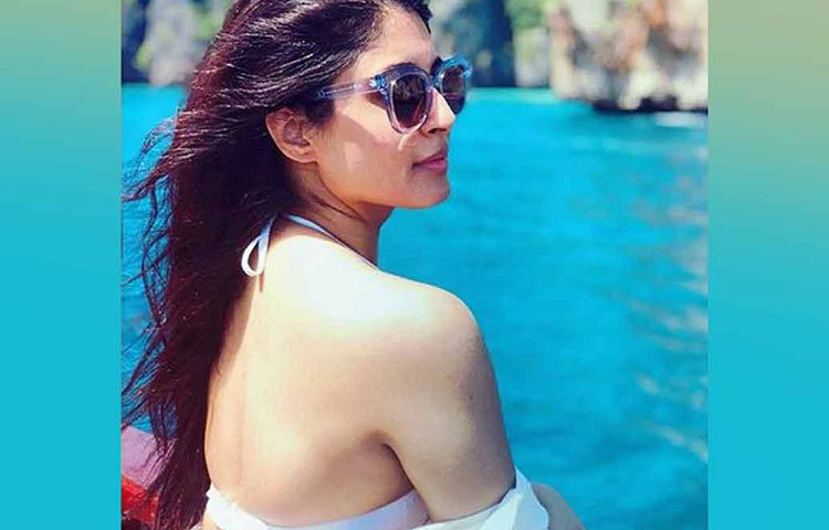 উত্তরপ্রদেশে জন্ম হলেও মধ্যপ্রদেশে বড় হয়েছেন কৃতিকা। দিল্লি পাবলিক স্কুল থেকে উচ্চ মাধ্যমিক পাশ করার পর ন্যাশনাল ইনস্টিটিউট অব ফ্যাশন টেকনোলজিতে পড়াশোনা শুরু করেন। কিন্তু ফার্স্ট ইয়ারের পর সেই পড়াশোনা আর এগিয়ে নিয়ে যেতে পারেননি।