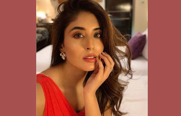 ফ্যাশন নিয়ে পড়াশোনার সময়ই ‘ইয়াঁহা কে হম সিকন্দর’-এ অভিনয়ের সুযোগ পান কৃতিকা। ফলে পড়াশোনা আর শেষ করা হয়নি। তখন থেকেই অভিনয়কে পেশা হিসেবে বেছে নেন তিনি।