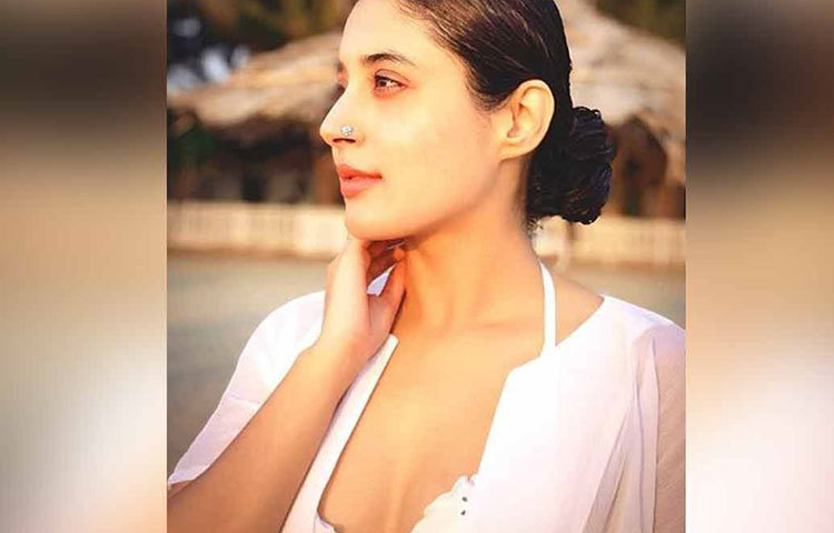 কৃতিকা সে সময় বলেছিলেন, ‘আমি এনগেজড নই। ভালো কিছু হলে তো বলব সেটা। লুকিয়ে রাখব কেন?’