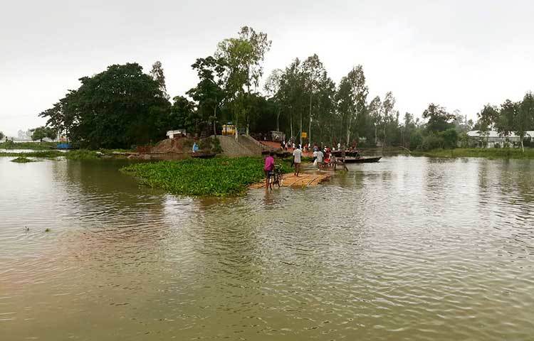 শুক্রবার দুপুর থেকে ব্রহ্মপুত্র নদের পানি বিপদসীমার ৬ সে.মি ও ধরলা নদীর পানি বিপদসীমার ২ সে. মিটার ওপর দিয়ে প্রবাহিত হচ্ছে। পানি বাড়ছে তিস্তা ও দুধকুমার নদীতেও।
