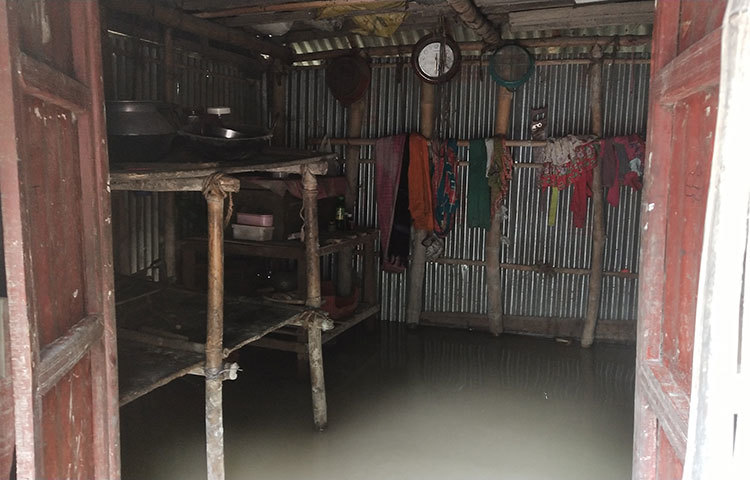 ঘরের মধ্যে বন্যার পানি উঠে গেছে।