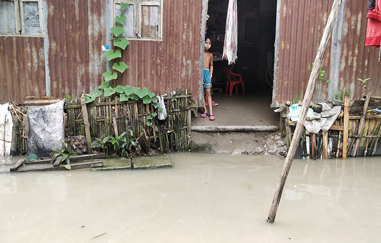 কুড়িগ্রাম সদরের চর যাত্রাপুরে গারুহারা বন্যা নিয়ন্ত্রণ বাঁধের ভাঙা অংশ দিয়ে পানি ঢুকে ৪টি গ্রাম প্লাবিত হয়েছে। ব্রহ্মপুত্র অববাহিকার সবকটি চরের আমন বীজতলা, পাট, ভুট্টা ও সবজি ক্ষেত ডুবে গেছে। নিচু এলাকার ঘর-বাড়ি ডুবে যাওয়ায় গবাদিপশু নিরাপদ আশ্রয়ে নিয়ে আসা হচ্ছে।