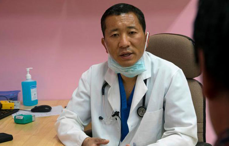 সপ্তাহের পাঁচদিন ব্যস্ত থাকেন দেশ পরিচালনায়। প্রধানমন্ত্রী হয়েও নিজ হাতে রোগীদের সেবা দিয়ে যাওয়ার ব্রত ত্যাগ করতে পারেননি লোটে শেরিং। আর তাই ভাগ করে নিয়েছেন সপ্তাহের দিনগুলো। পাঁচ দিন প্রধানমন্ত্রীর দপ্তর সামলে প্রতি শনিবার সশরীরে হাসপাতালে উপস্থিত থেকে রোগী দেখেন, নিজ হাতে করেন অস্ত্রোপচার। সপ্তাহের অবশিষ্ট দিন, অর্থাৎ রবিবার সারা দিন কাটান পরিবারের সাথে।