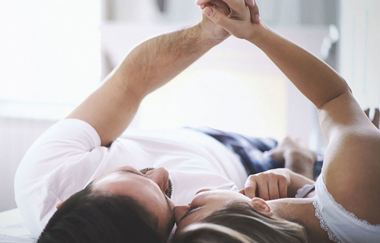 মনোবিদদের দাবি, ভালোবাসা বজায় রেখে হাতে হাত রাখার উপকারিতা অসীম। আর এই কাজের জন্য কোনো কারণও লাগে না। বরং নিজেদের মধ্যের সুসম্পর্ক ও বোঝাপড়াই যথেষ্ট। এমনকি সাময়িক অশান্তি বা ঝগড়ার পর এই অভ্যাস ভেঙে দিতে পারে অনেক অভিমানও- দাবি বিজ্ঞানীদের। তাই ভেঙে পড়া সম্পর্ককে বাঁচাতেও এর জুড়ি নেই।