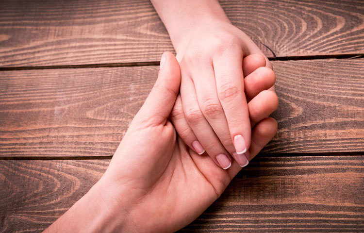 ‘হাতের উপর হাত রাখা খুব সহজ নয়’, লিখেছিলেন তার ‘সঙ্গিনী’ কবিতায়। কিন্তু এই কঠিন কাজটাই এবার সহজ করে নেওয়ার পালা।