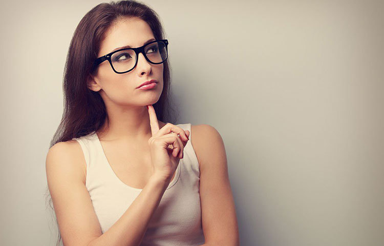 ব্যস্ততায় সন্দেহ: ফোনে অনেকক্ষণ না পেলেই বা বাড়ি ফিরতে দেরি হলেই সন্দেহের বশে যা মুখে আসে তাই? তা হলে এবার বন্ধ করুন। ফোনে অন্য কেউ ব্যস্ত থাকতেই পারেন। দরকারি কথা বা নিছক আড্ডাও হতে পারে, তার মানেই তা নিয়ে জটিল কোনো ইঙ্গিতে একা একাই পৌঁছে যাবেন না, আর তা নিয়ে কখনওই জবাবদিহি করবেন না।