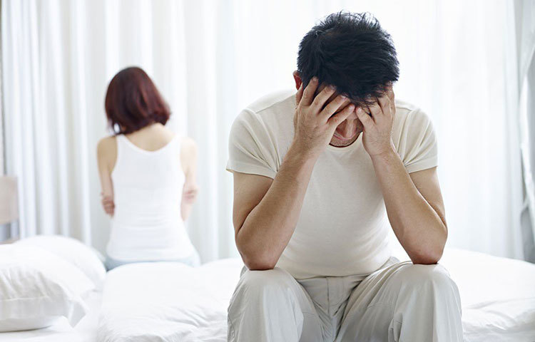 কিন্তু কী এমন বিষয়ে সতর্ক হলেই অধিকাংশ অশান্তি কমিয়ে ফেলা যায়। মনোবিদদের মতে, সম্পর্কে থাকতে এড়িয়ে চলুন বেশ কিছু কথা, যা সুন্দর সম্পর্কের মাঝেও আনতে পারে দোষারোপ ও বিতৃষ্ণার ছায়া। ঝগড়াঝাঁটি হলেও ভাল থাকাই যায়, যদি তা সহজেই পেরিয়ে আসা সম্ভব হয়। কিন্তু কিছু কথা আছে যা এই পথকে সমস্যাসঙ্কুল করে তোলে।