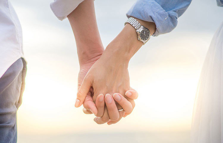 সঙ্গীর প্রতি ভালোবাসা প্রকাশের সহজ পন্থা অনেক আছে। তার মধ্যে অন্যতম স্পর্শ। হাতে হাত রাখা, তালুবন্দি করে ফেলা সঙ্গীর তালু- আর এতেই নিয়ন্ত্রণে থাকতে পারে হৃদরোগ, ব্যথা বেদনা, ব্যস্ত জীবনের স্ট্রেস! হ্যাঁ, এমনটাই দাবি মনোবিজ্ঞানীদের। তবে দায়সারা নয়, ভালোবাসার রসায়ন তাতে থাকতে হবে বইকি!