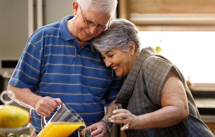 লস অ্যাঞ্জেলসের ক্যালিফোর্নিয়া ইউনিভার্সিটির গবেষকদের সমীক্ষায় ধরা পড়েছে এমনই তথ্য। কয়েক হাজার দম্পতির মধ্যে একটি পরীক্ষা চালান তারা। তাতে দেখা যায়, ভালোবাসা বোঝাতে হাতে হাত রাখেন এমন দম্পতির প্রায় ৭৫ শতাংশই সঙ্গীর চাহিদা ও অব্যক্ত কথা প্রায়শই বুঝে যান। বাকি ২৫ শতাংশ অল্প ইঙ্গিতেই বোঝেন সঙ্গীর মনের কথা।