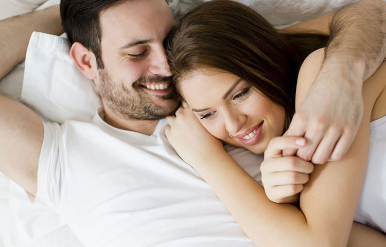 গবেষণার আয়োজক ম্যাথু হার্টেনস্টেনের মতে, শুধু মানসিক বোঝাপড়াই নয়, লভ হরমোন অক্সিটোসিন ক্ষরণে সাহায্য করে হাতের উপর হাত রাখার অভ্যাস। এই উষ্ণতাতেই যৌন জীবন, একে অন্যের সহমর্মী ও বিশ্বাসী হয়ে ওঠার ঝোঁক বাড়ে।