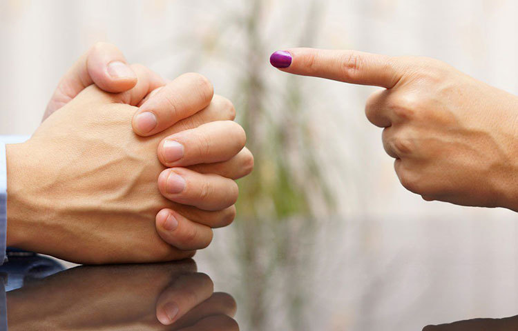 সব দোষ তোমার: এ কথাটা খুবই সাধারণ। তর্ক-বিতর্ক বা নেহাত মাথা গরমের ফাঁদে পড়ে এ কথা অনেকেই বলে ফেলেন সঙ্গীকে। কিন্তু দিনের পর দিন সব অশান্তির উপসংহার যদি এ কথা হয়, তা হলে কিন্তু সমস্যা আছে। কাজেই দোষারোপের অভ্যাস থাকলে তা বন্ধ করুন।