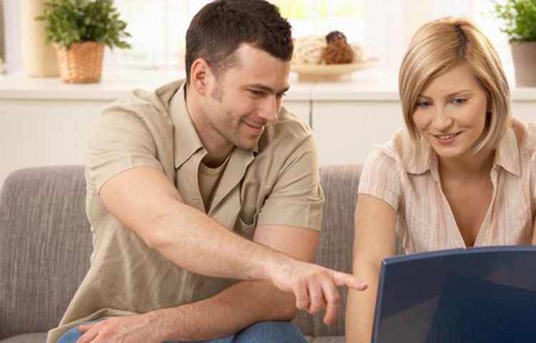 সঙ্গীর সাথে প্রথম দেখা হলে ভয় বা নার্ভাস না হয়ে একেবারে সহজ থাকুন। প্রথমদিনই এমন কোনো প্রশ্ন করবেন না যাতে আপনার সঙ্গী বিব্রত বোধ করেন। প্রথম দেখায় কিছুটা ভালো লাগলে বরং পরে কবে দেখা হবে সেই দিন তারিখ ঠিক করে নিন। বেশি সিরিয়াস বিষয় নিয়ে কথা না বলে বরং ভ্রমণ, সিনেমা, বই, কিংবা রেস্তোরাঁর গল্প করতে পারেন। সাবধান, কোনোভাবেই প্রথমদিনই অসুখ-বিসুখ, টাকা পয়সা, ধর্ম বা রাজনীতির কথা নয়!