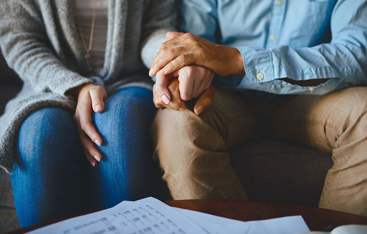 বরং সাফল্য যেমন ভাগ করে নেন, ব্যর্থতার দায়টাও একসঙ্গেই বহন করুন, তাতে আপনার হাত না থাকলেও। এতে সঙ্গী বুঝবেন, আপনি তাকে ভরসা করেন। পাশে আছেন সব সময়। সঙ্গীর প্রকৃতই অন্যায় থাকলে তার প্রকাশ হোক অন্যভাবে। দরকারে কড়া হতে হলেও তার ভঙ্গিমায় সৌজন্য ও শালীনতা বজায় রাখুন।