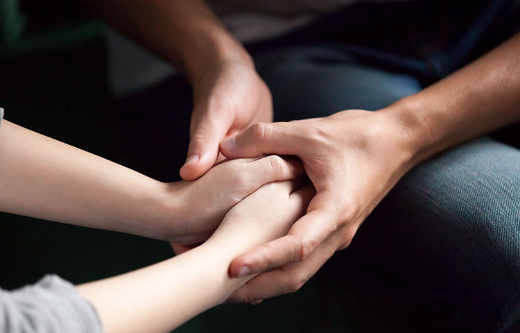 শুধু মনের চাপই নয়, শরীরে ব্যথা-বেদনার দাওয়াইও যে ভালবেসে হাত ধরার মধ্যে লুকিয়ে তা বিভিন্ন গবেষণায় দাবি করেছেন কলোরাডো বোল্ডার ইউনিভার্সিটির গবেষকরা। তাদের দাবি এতে যে ফিল গুড হরমোন ক্ষরিত হয়, মরফিনের মতো বেদনানাশক ওষুধের চেয়েও তা শক্তিশালী।