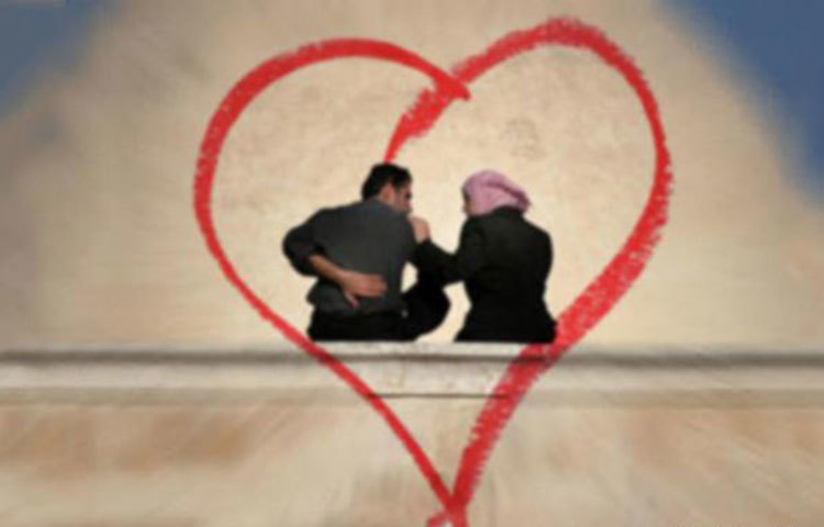 আপনার উল্টো দিকে যিনি বসে আছেন তার প্রতি আগ্রহ দেখান, নিজে কথা বলার চেয়ে তার কথা মনোযোগ দিয়ে শুনুন। এমন প্রশ্ন করুন যেন তার উত্তর শুধু হ্যাঁ বা না, না হয়। যেমন প্রশ্ন হতে পারে, আপনি অন্য শহর ছেড়ে এখানে এসেছেন কেন?