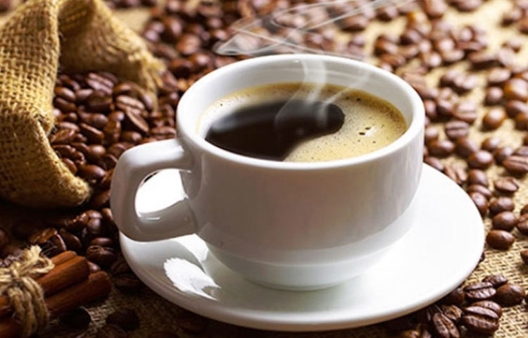 দুধ, চিনি ছাড়া ব্লাক কফি লো ব্লাড প্রেসার দ্রুত নিয়ন্ত্রণে আনতে সাহায্য করে।