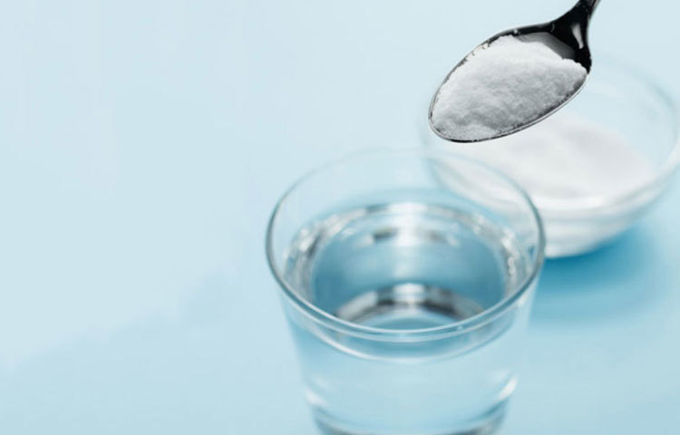 এক গ্লাস নুন জল লো ব্লাড প্রেসার দ্রুত নিয়ন্ত্রণে আনতে সাহায্য করে। নুনে রয়েছে সোডিয়াম যা রক্তচাপ বাড়াতে সাহায্য করে। এক গ্লাস জলে আধা চামচ লবণ মিশিয়ে খেয়ে দেখুন, উপকার পাবেন।