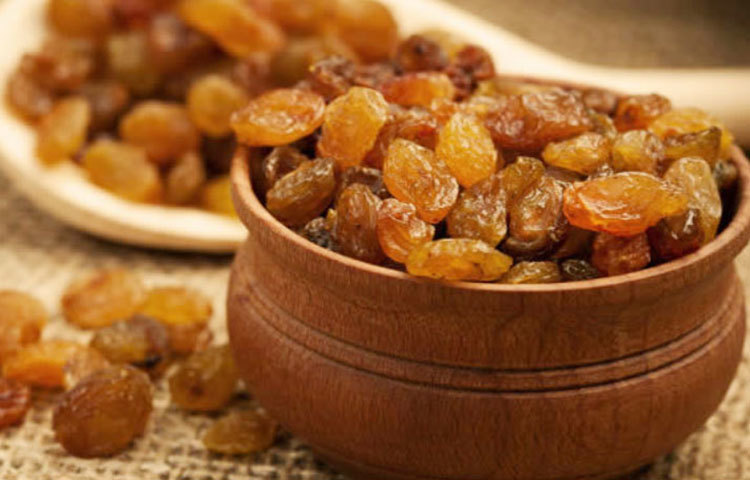 নিম্ন রক্তচাপের সমস্যা নিয়ন্ত্রণে আনতে কিশমিশ অত্যন্ত কার্যকরী! একমুঠো কিশমিশ ১ কাপ জলে সারা রাত ভিজিয়ে রাখে খেয়ে দেখুন। ফল মিলবে ম্যাজিকের মতো।