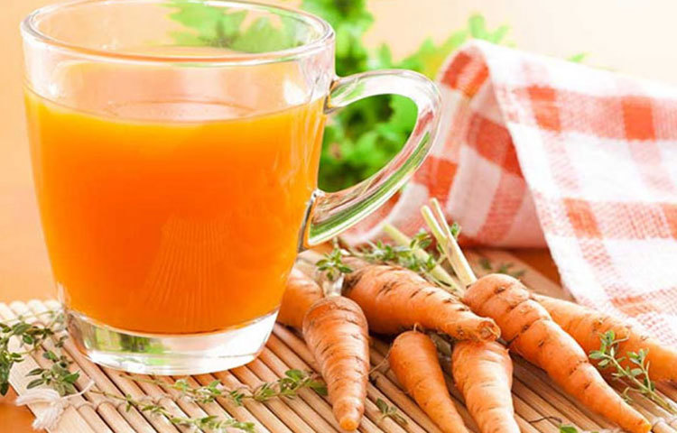 প্রতিদিন সকালে খালি পেটে ১ গ্লাস গাজরের রস খেয়ে দেখুন। পারলে এর সঙ্গে সামান্য মধু মিশিয়ে নিতে পারেন। নিম্ন রক্তচাপের সমস্যায় দ্রুত ফল পাবেন।