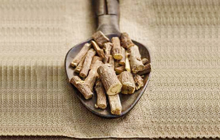 লো প্রেসারের সমস্যায় যষ্টিমধু অত্যন্ত কার্যকর! যষ্টিমধু রক্তচাপের ভারসাম্য বজায় রাখতে সাহায্য করে। এক কাপ পানিতে ১০০ গ্রামের মতো যষ্টিমধু মিশিয়ে রেখে দিন। ২-৩ ঘণ্টা পর জলটি খেতে দিন রোগীকে। ফল মিলবে ম্যাজিকের মতো।