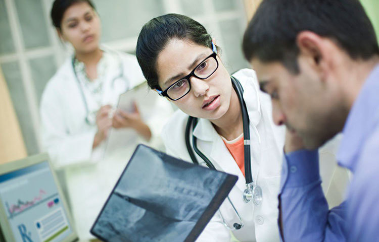 অ্যান্টিবায়োটিক থেকে নিজেদের বাঁচিয়ে চলা ব্যাকটেরিয়ারা মোট পাঁচ ধরণের সংক্রমণ ছড়াচ্ছে বলে মত চিকিৎসকদের। বেশির ভাগ ক্ষেত্রেই শরীরে রোগ প্রতিরোধ ক্ষমতার ঘাটতি থেকে রোগি আক্রান্ত হন হাসপাতালের ভিতরে। এমন অনেক সংক্রমণ রয়েছে যেখানে অ্যান্টিবায়োটিকই শেষ কথা, সুপারবাগ সেই অ্যান্টিবায়োটিককে নিস্ক্রিয় করে দিচ্ছে।