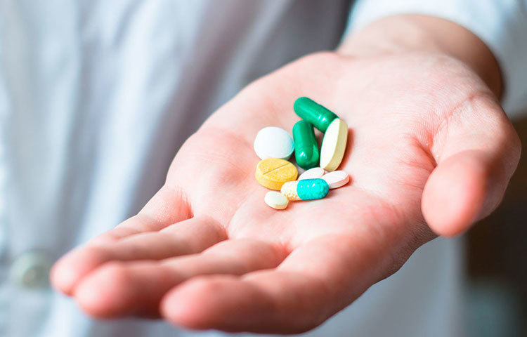 আপনার এই মুড়িমুড়কির মতো অ্যান্টিবায়োটিক খাওয়া, সেই ওষুধের নির্দিষ্ট কোর্সটি শেষ না করা, এই সবই ধীরে ধীরে ডেকে আনছে এই রোগকে, এমনটাই মনে করছেন চিকিৎসকমহল। ব্যস্ততার জীবনে এই অসুখ ডেকে আনার প্রবণতা নিয়ে চিন্তায় চিকিৎসকরাও।