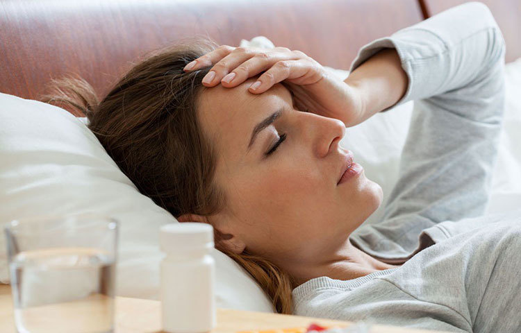 জনস্বাস্থ্য বিশেষজ্ঞদের মতে, অতিরিক্ত অ্যান্টিবায়োটিক খেয়ে শরীরের রোগ প্রতিরোধ ক্ষমতাটাকেই আসলে মেরে ফেলছি আমরা। ঘন ঘন অ্যান্টিবায়োটিক পড়ায় অসুখের ভাইরাস বা ব্যাকটেরিয়াও সে সব অ্যান্টিবায়োটিকের সঙ্গে লড়াই করার জন্য নিজেদের বিবর্তিত করে নিতে পারছে।