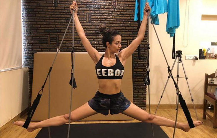 নিজের ফিটনেস ধরে রাখার জন্য নিয়মিত যোগ ব্যায়াম করছেন মালাইকা।