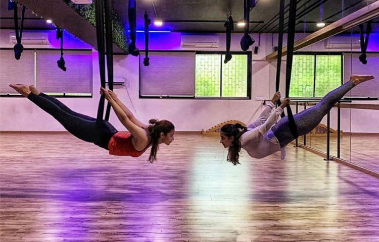 ঝুলছেন মালাইকা।