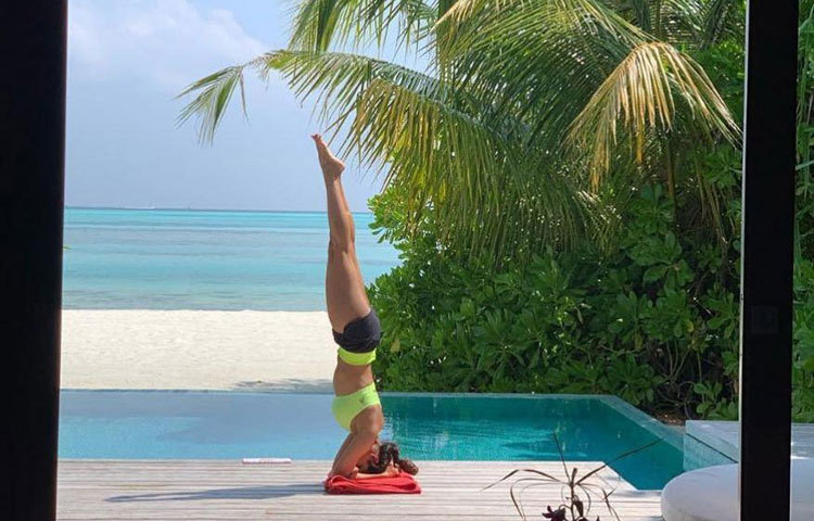 সাগর সৈকতে ব্যায়াম করছেন তিনি।