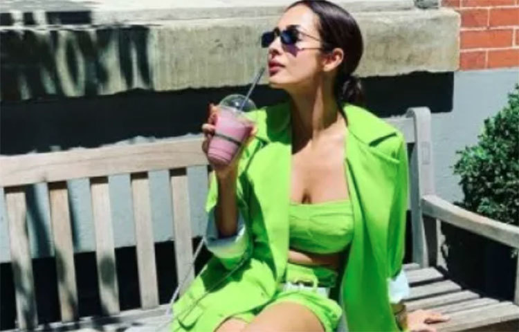 জুস পান করছেন মালাইকা।