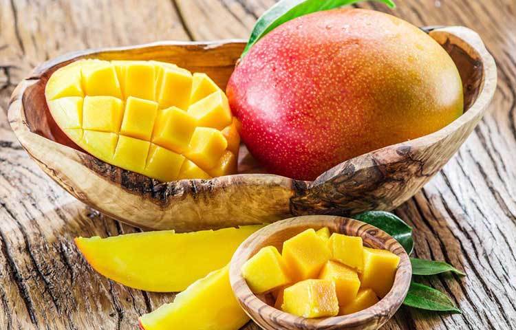 আজকাল বহু আমই কৃত্রিম ভাবে পাকানো হয়। ক্যালশিয়াম কার্বাইড ব্যবহার করা হয় আম পাকাতে। এই রাসায়নিকগুলো ব্যবহারের ফলে শরীরে বিভিন্ন ধরনের প্রভাব পড়তে পারে। এর থেকে শরীরে ক্লান্তি, অবশ বোধ করা ইত্যাদি সমস্যা দেখা দিতে পারে। শুধু তা-ই নয়, এই সব রাসায়নিক ব্যবহার করার ফলে ত্বকেরও নানা সমস্যা দেখা দিতে পারে।